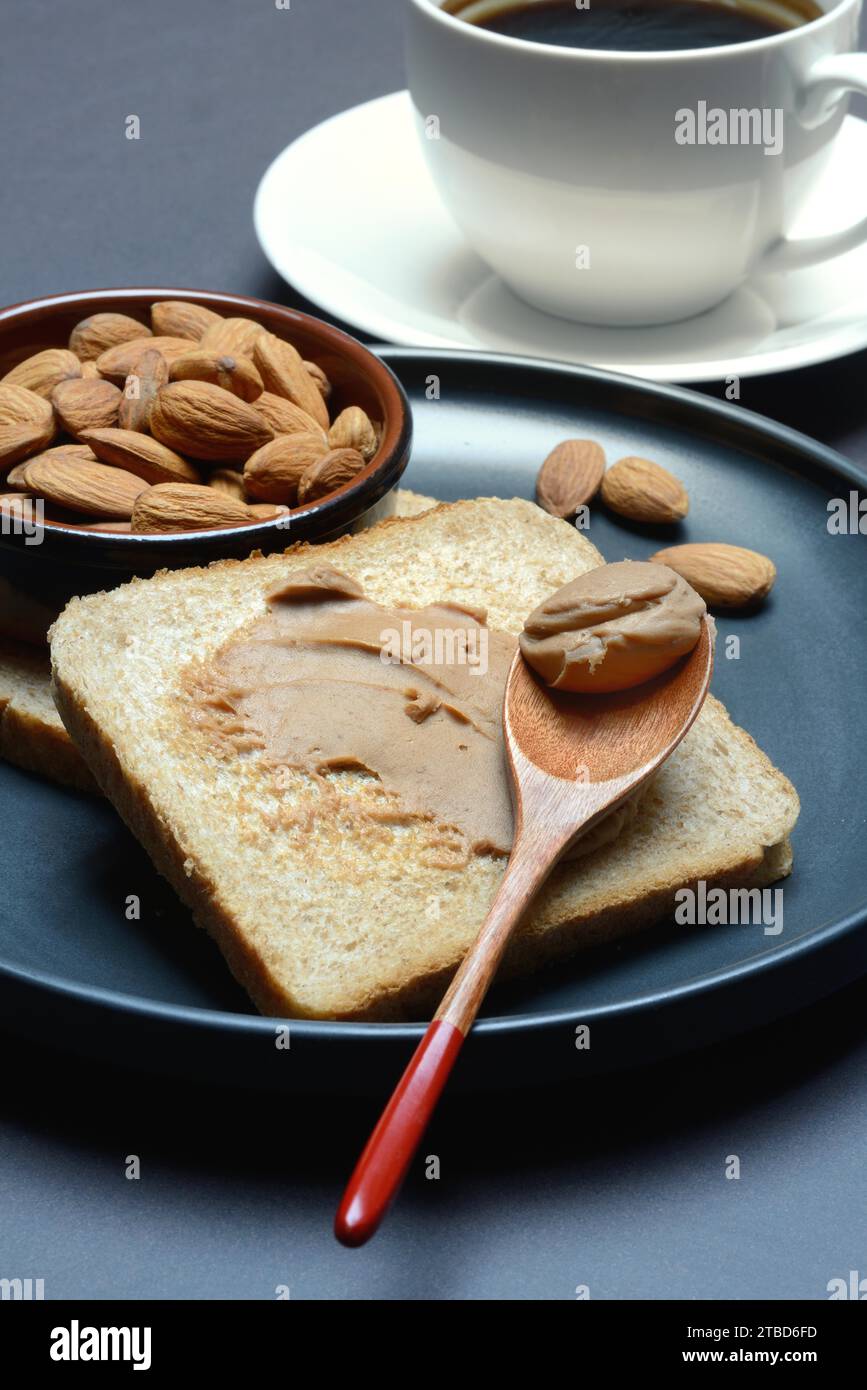 Toast mit Mandelcreme und Mandelschale, Aufstrich Stockfoto