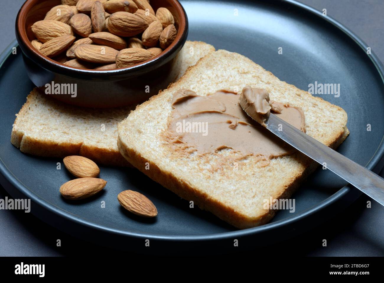Toast mit Mandelcreme und Mandelschale, Aufstrich Stockfoto