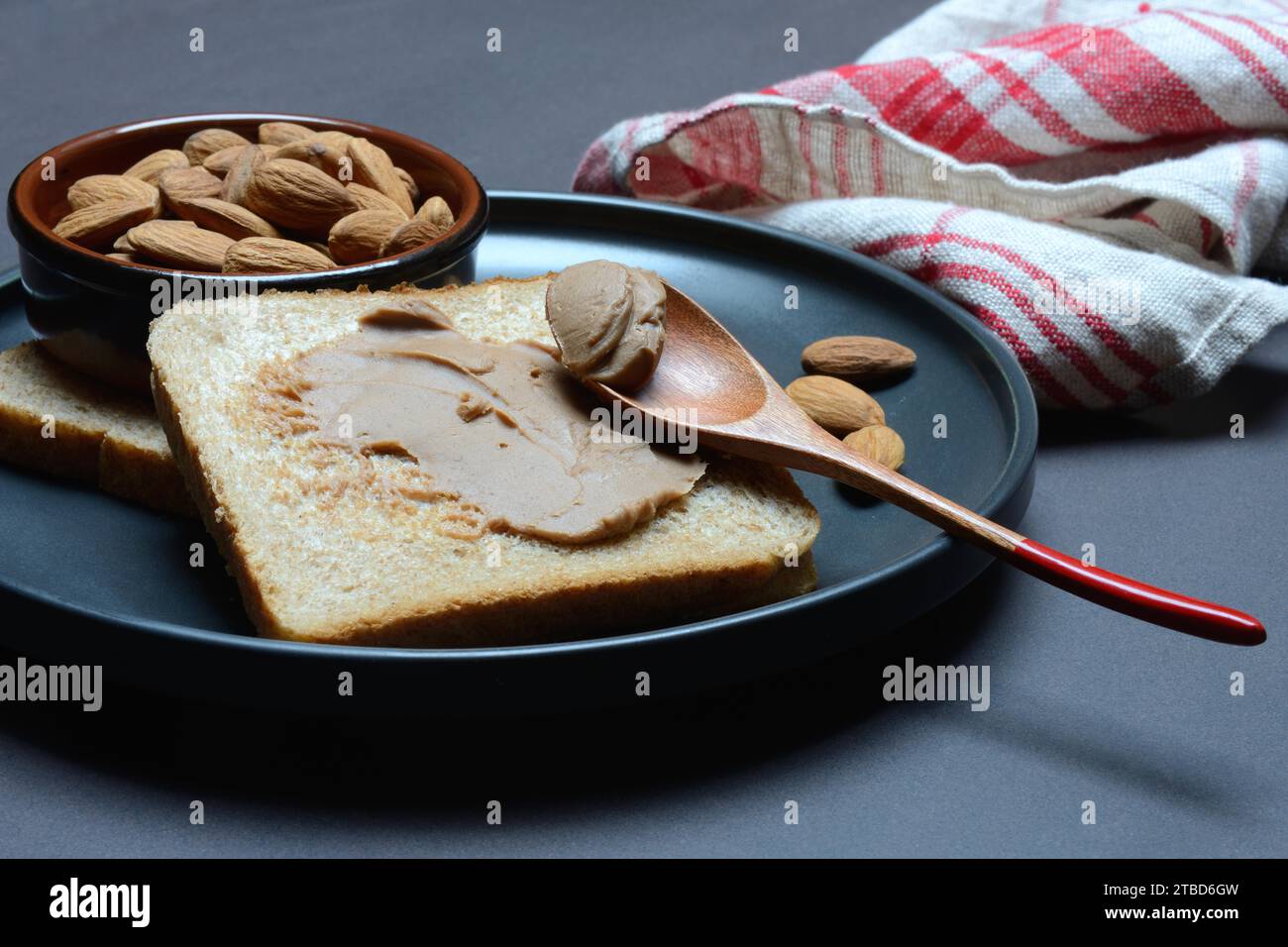 Toast mit Mandelcreme und Mandelschale, Aufstrich Stockfoto