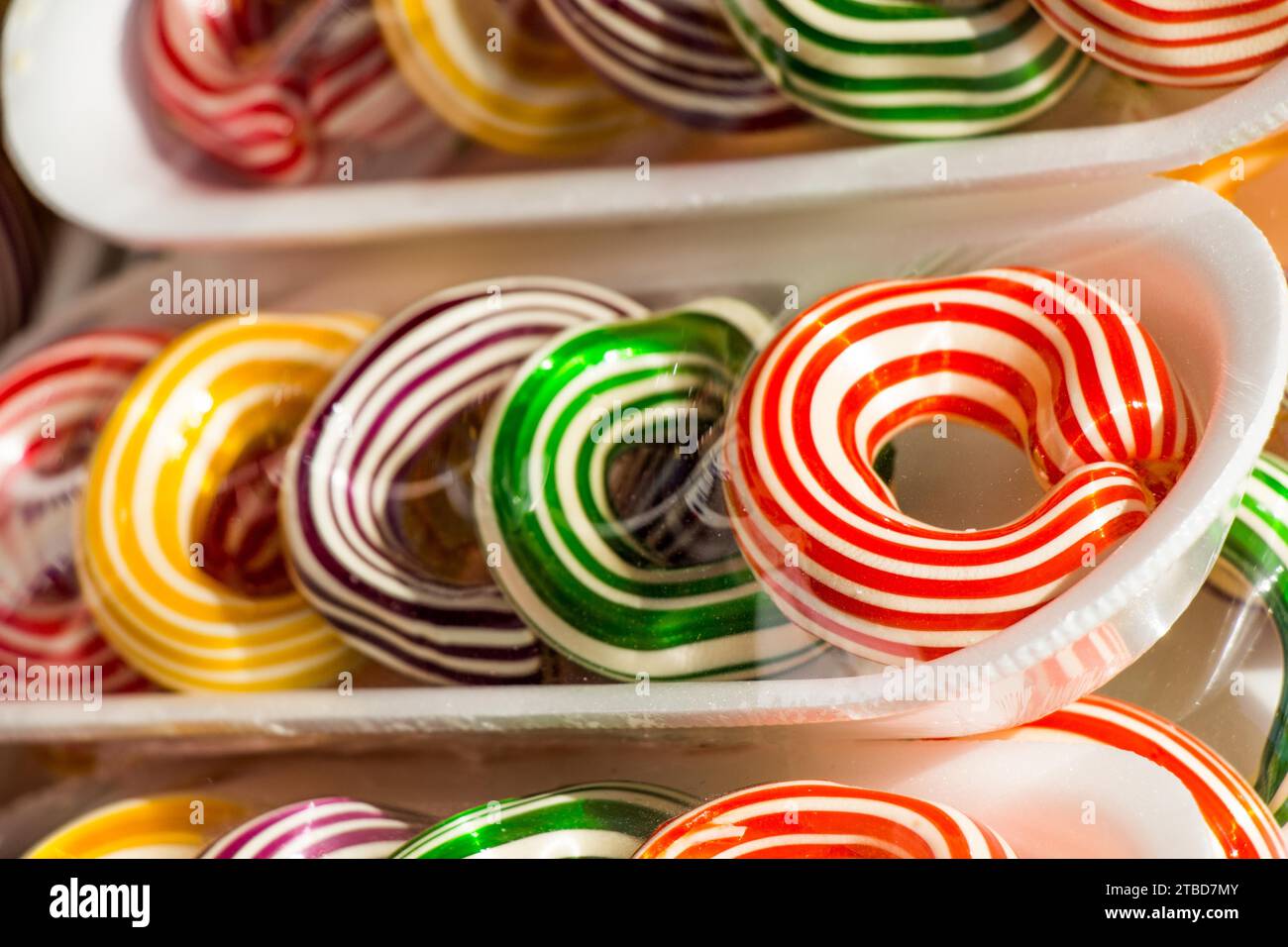 Leckere bunte Süßigkeiten und Süßigkeiten für Kinder Stockfoto