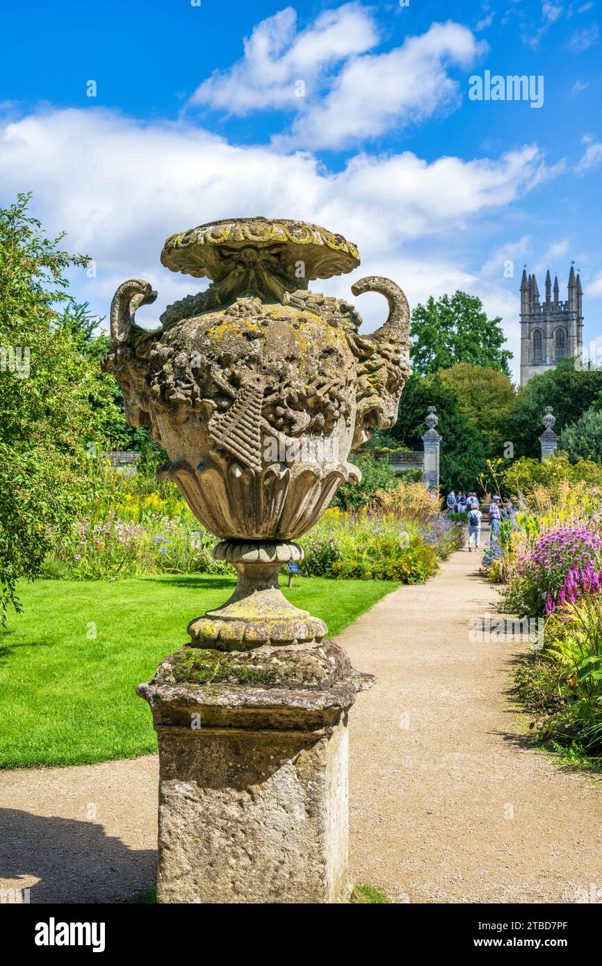 Verzierte Urne aus Stein im Oxford Botanic Garden, mit Magdalen Tower im Hintergrund im Oxford City Centre, Oxfordshire, England, Großbritannien Stockfoto