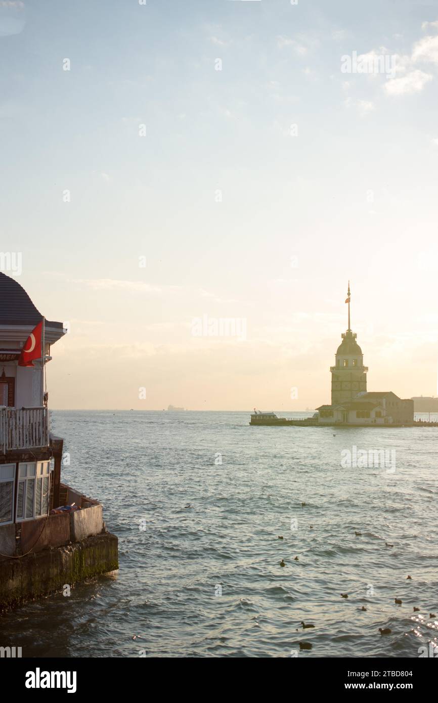 Blick vom Maiden-Turm am Abend, mit der Hagia Sophia und der Blauen Moschee in der Ferne Stockfoto