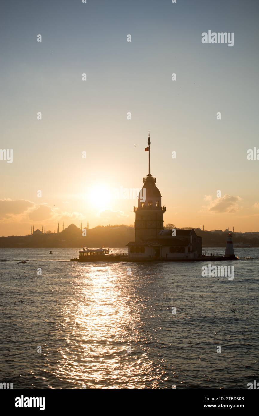 Blick vom Maiden-Turm am Abend, mit der Hagia Sophia und der Blauen Moschee in der Ferne Stockfoto