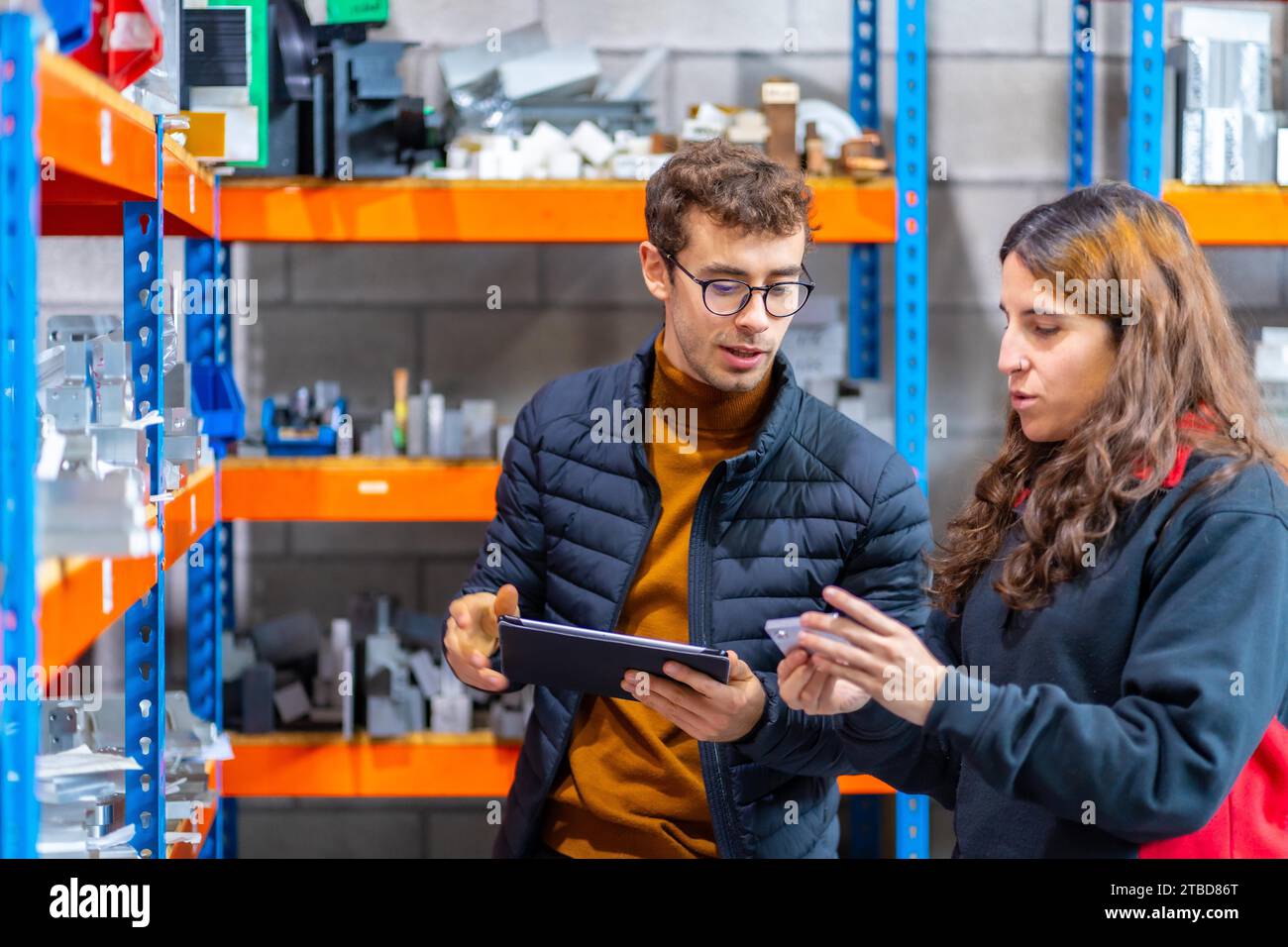 Team von Ingenieuren, die ein Tablet im Lagerraum einer cnc-Fabrik verwenden Stockfoto Team von Ingenieuren, die ein Tablet im Lagerraum einer cnc-Fabrik verwenden Stockfoto