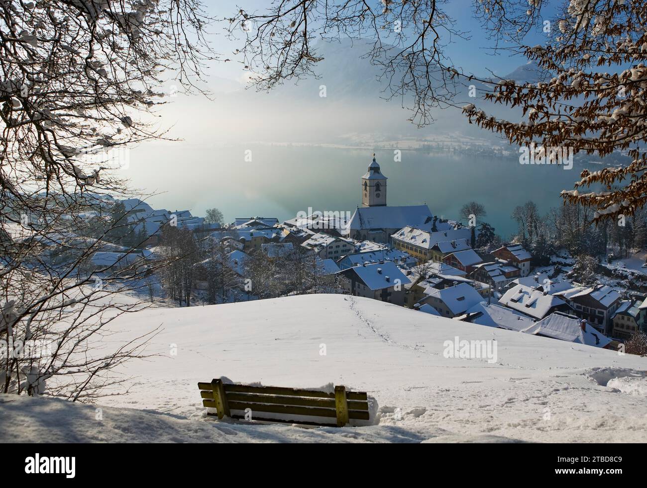 Winterlandschaft, Kirche Sankt Wolfgang am Wolfgangsee, Salzkammergut, Land Salzburg, Österreich Stockfoto