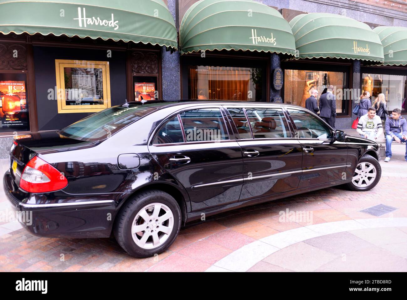 Firmenwagen mit Chauffeur, Kaufhäuser Harrods, London 2013, London, Region London, England, Vereinigtes Königreich Stockfoto