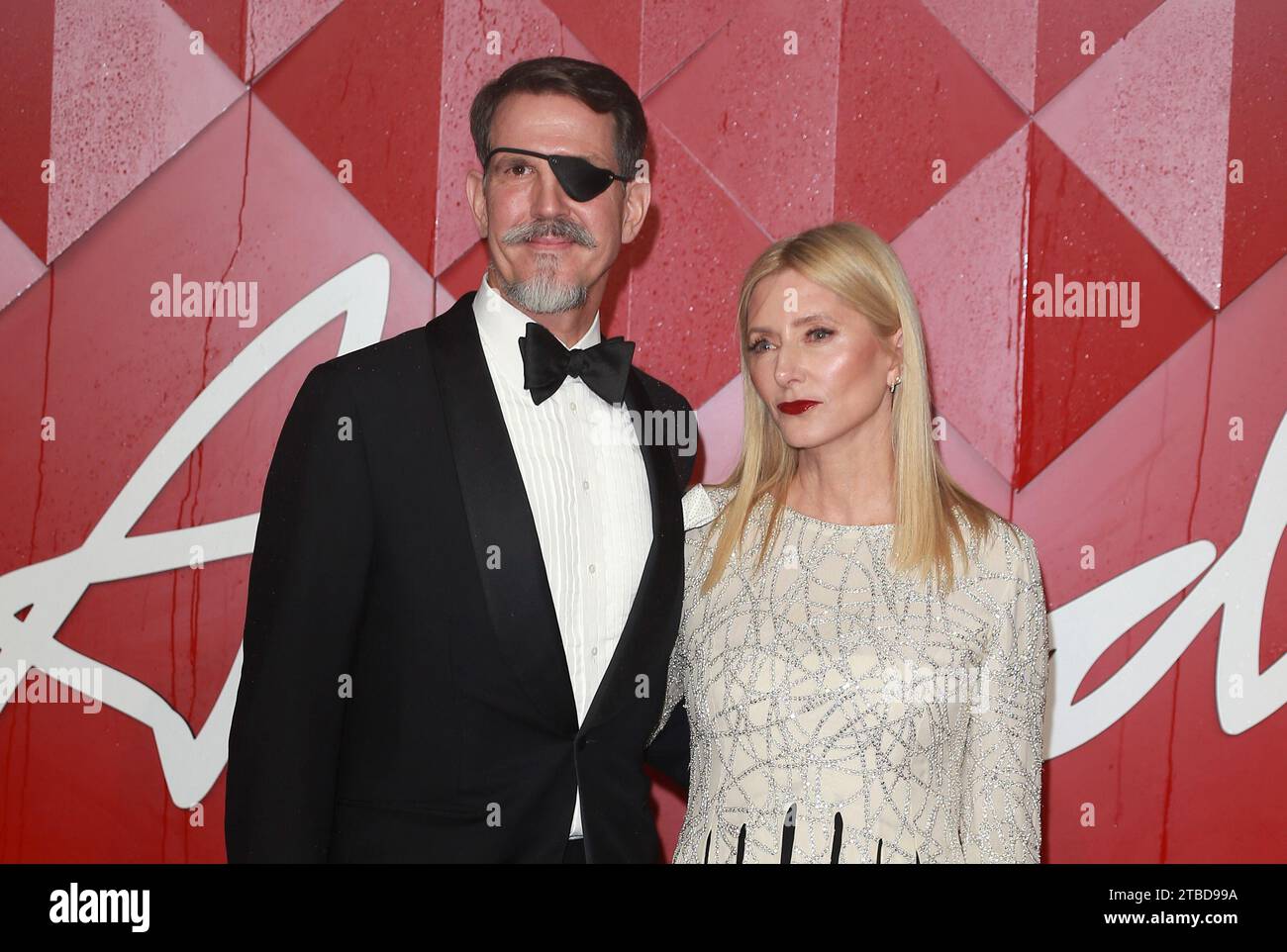 Pavlos, Kronprinz von Griechenland, und Marie-Chantal, Kronprinzessin von Griechenland nehmen an den Fashion Awards 2023 Teil, die von Pandora in der Royal Albert Hall in London, England, verliehen wurden. Stockfoto