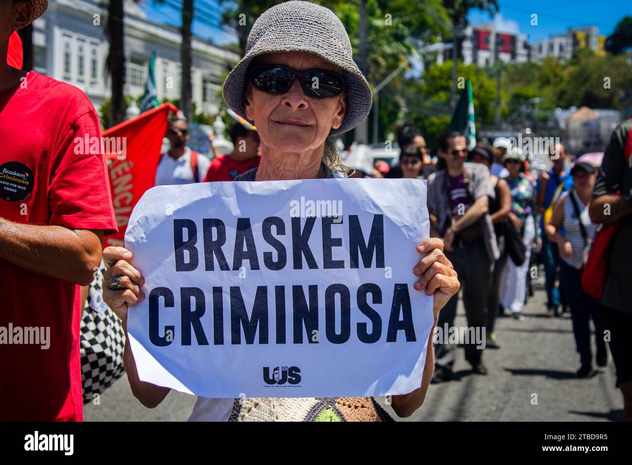 Maceio, Brasilien. Dezember 2023. Menschen protestieren gegen die Firma Braskem und fordern Entschädigung für die Schäden, die durch eine der Salzminen des Unternehmens verursacht wurden. Die örtlichen Katastrophenschutzbehörden erklärten den Alarmzustand wegen der Gefahr eines Einsturzes des Salzbergwerks Nr. 18. Vermerk: PEI Fon/dpa/Alamy Live News Stockfoto