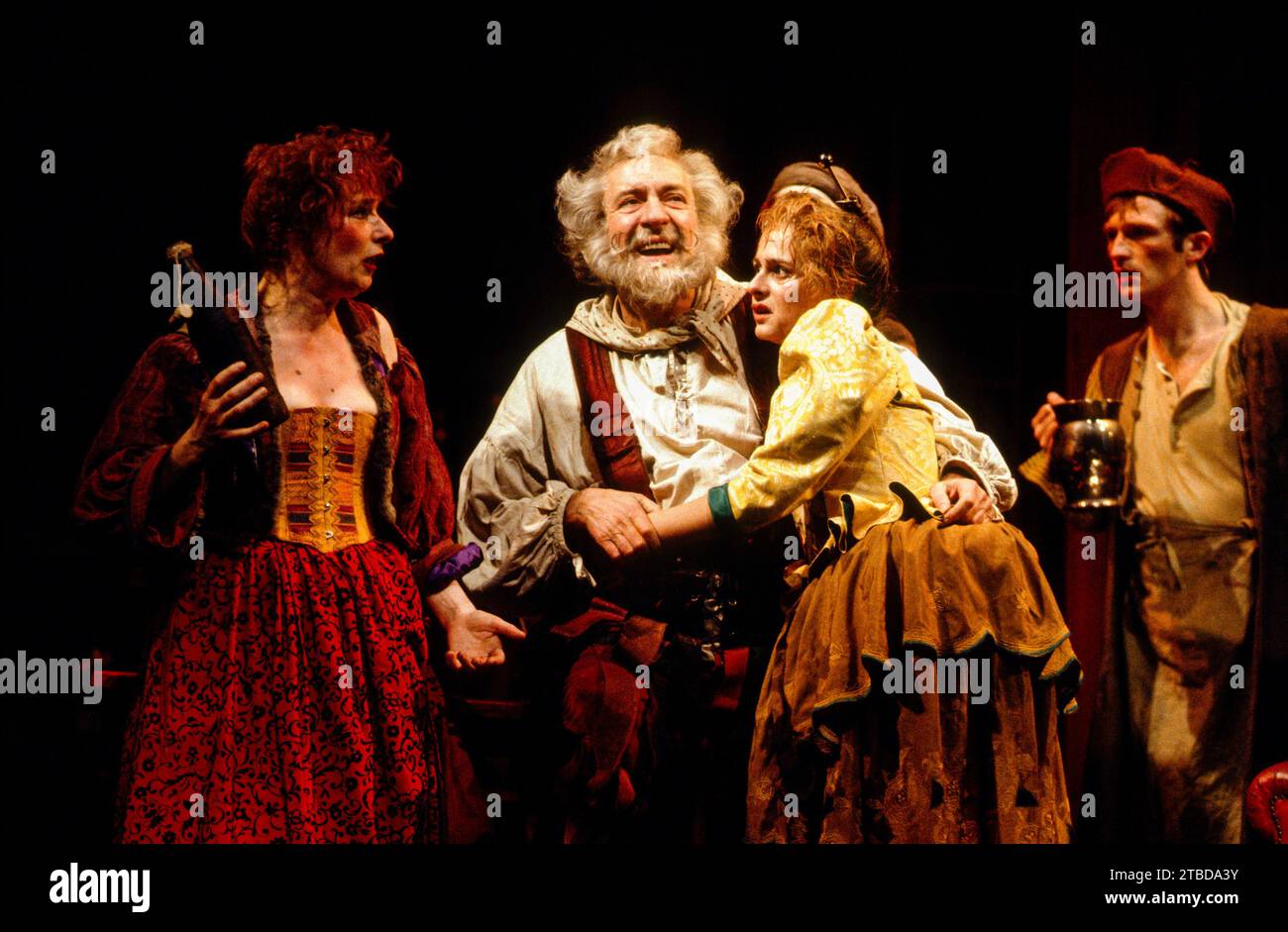 Eastcheap, The Boar's Head Tavern - von links: Linda Bassett (Mistress schnell), Robert Stephens (Sir John Falstaff), Joanne Pearce (Doll Tearsheet) in HENRY IV Teil 2 von Shakespeare bei der Royal Shakespeare Company (RSC), Royal Shakespeare Theatre, Stratford-upon-Avon, England 30/05/1991 Musik: Edward Gregson Set Design: Bob Crowley Kostüme: Deirdre Clancy Beleuchtung: Alan Burrett Fights: Malcolm Ranson Regie: Adrian Noble Stockfoto