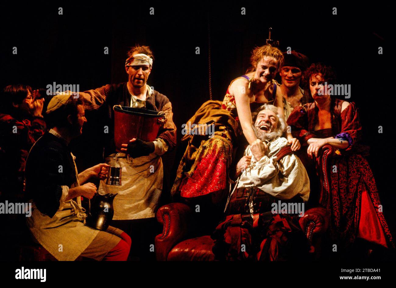 Eastcheap, The Boar's Head Tavern - rechts: Joanne Pearce (Doll Tearsheet), Robert Stephens (Sir John Falstaff), Linda Bassett (Mistress schnell) in HENRY IV Teil 2 von Shakespeare bei der Royal Shakespeare Company (RSC), Royal Shakespeare Theatre, Stratford-upon-Avon, England 30/05/1991 Musik: Edward Gregson Set Design: Bob Crowley Kostüme: Deirdre Beleuchtung: Alan Burrett Fights: Malcolm Ranson Regie: Adrian Noble Stockfoto