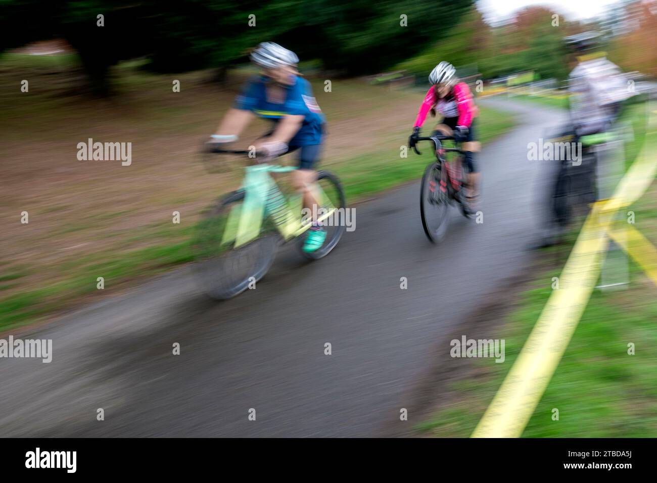 WA24618-00....WASHINGTON - Womans 60 Plus Cyclocross Rennen in Federal Way. Vicky Spring und Lori Montoya Brazel sprangen auf einem asphaltierten Abschnitt. Stockfoto