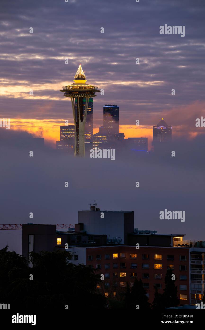 WA24636-00....WASHINGTON - Seattle Space Needle und City Skyline ab Kerry Park bei Sonnenaufgang an einem nebeligen Morgen. Stockfoto