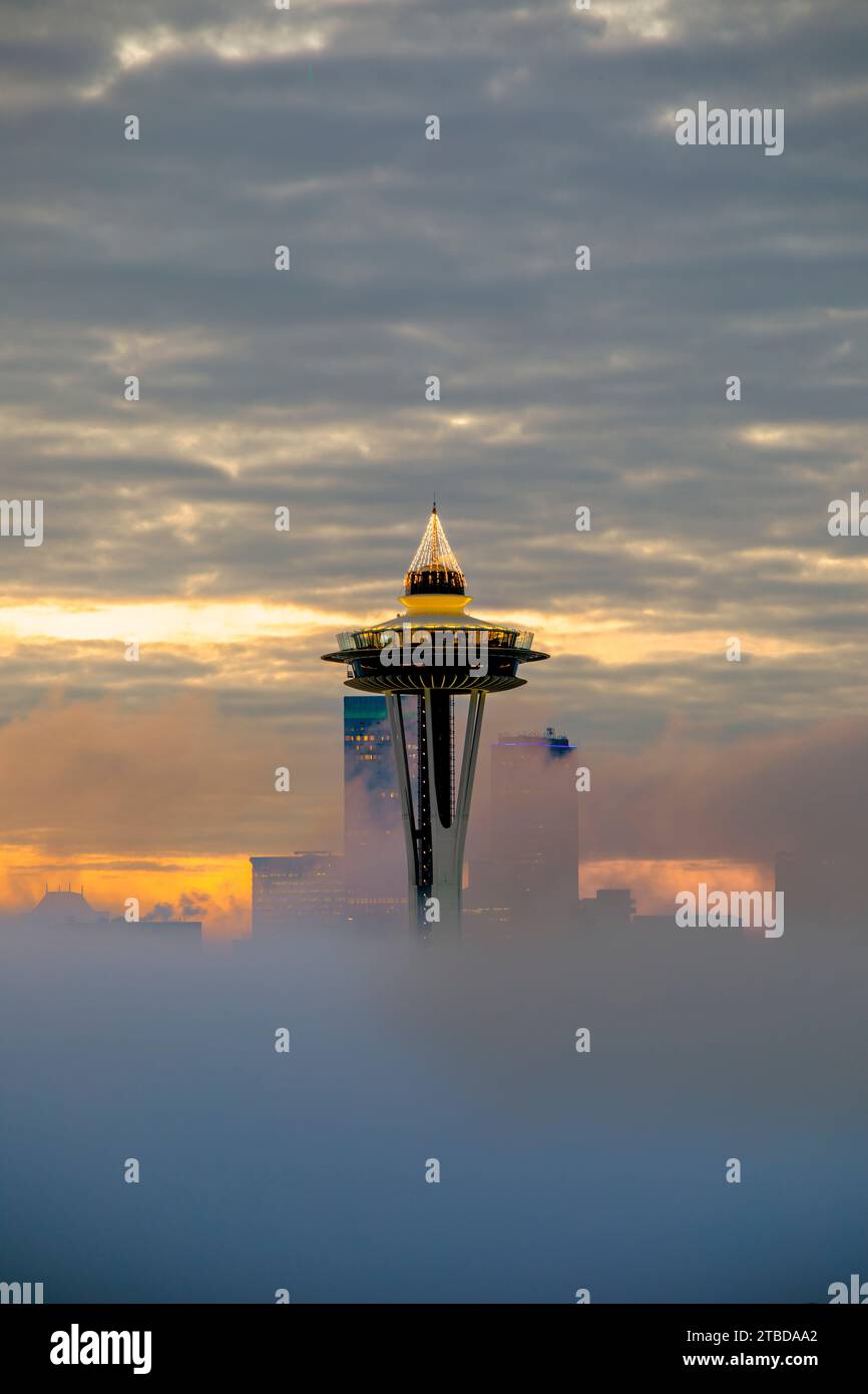 WA24638-00....WASHINGTON - Seattle Space Needle und City Skyline ab Kerry Park bei Sonnenaufgang an einem nebeligen Morgen. Stockfoto