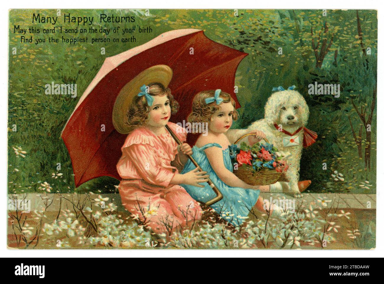 Originelle, charmante, edwardianische Geburtstagsgrüße Postkarte von 2 Kindern unter einem Sonnenschirm mit Pudel, sitzend an einer Wand der Pudel hat einen Buchstaben am Kragen, das Mädchen in Blau hält einen hübschen Korb mit Blumen. Postkarte vom 21. Juni 1908, Großbritannien Stockfoto
