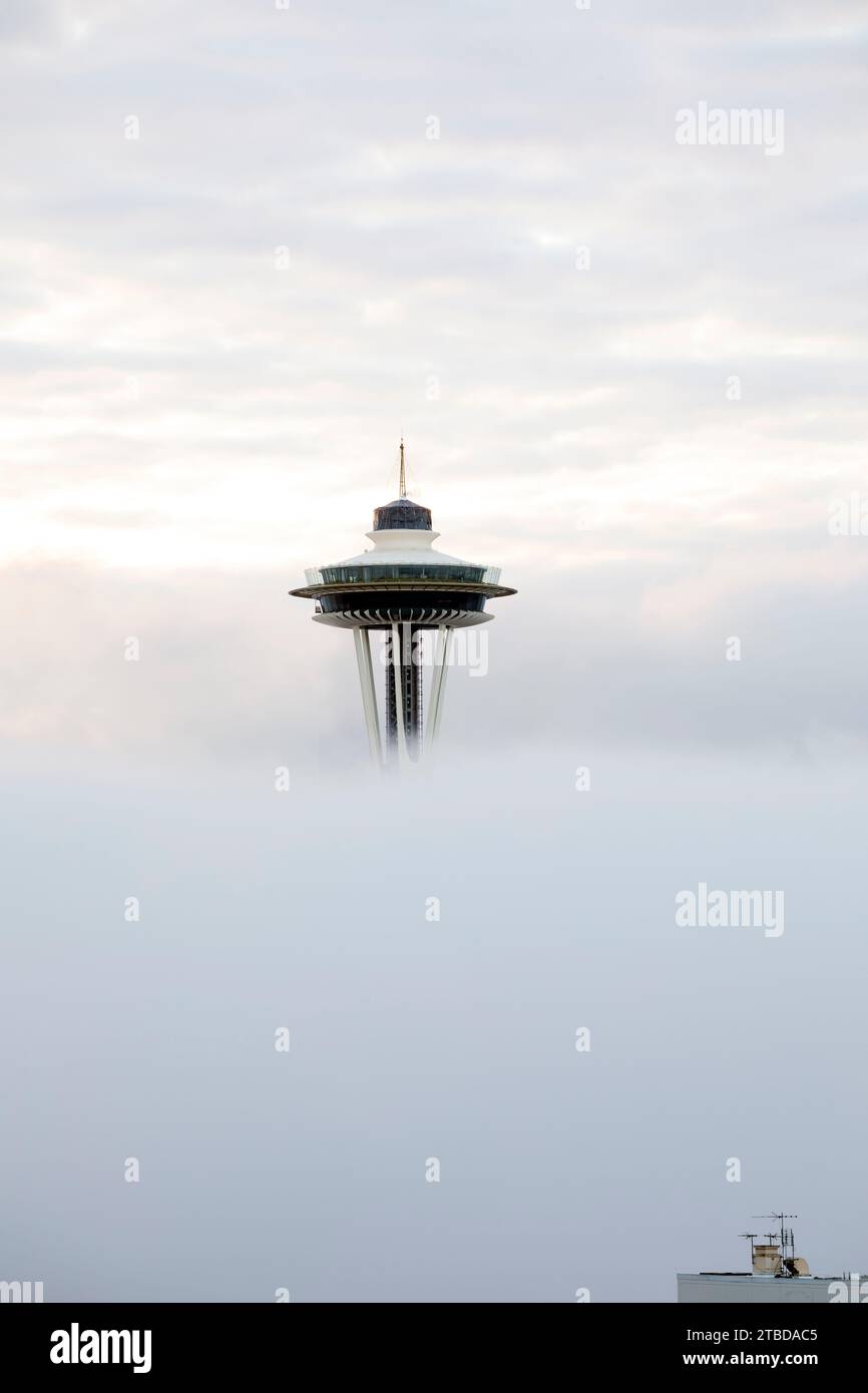 WA24641-00....WASHINGTON - Seattle Space Needle und City Skyline ab Kerry Park bei Sonnenaufgang an einem nebeligen Morgen. Stockfoto
