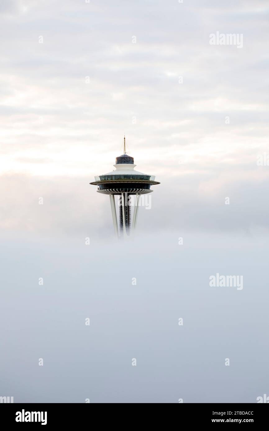 WA24641-01...WASHINGTON - Seattle Space Needle und City Skyline ab Kerry Park bei Sonnenaufgang an einem nebeligen Morgen. Stockfoto