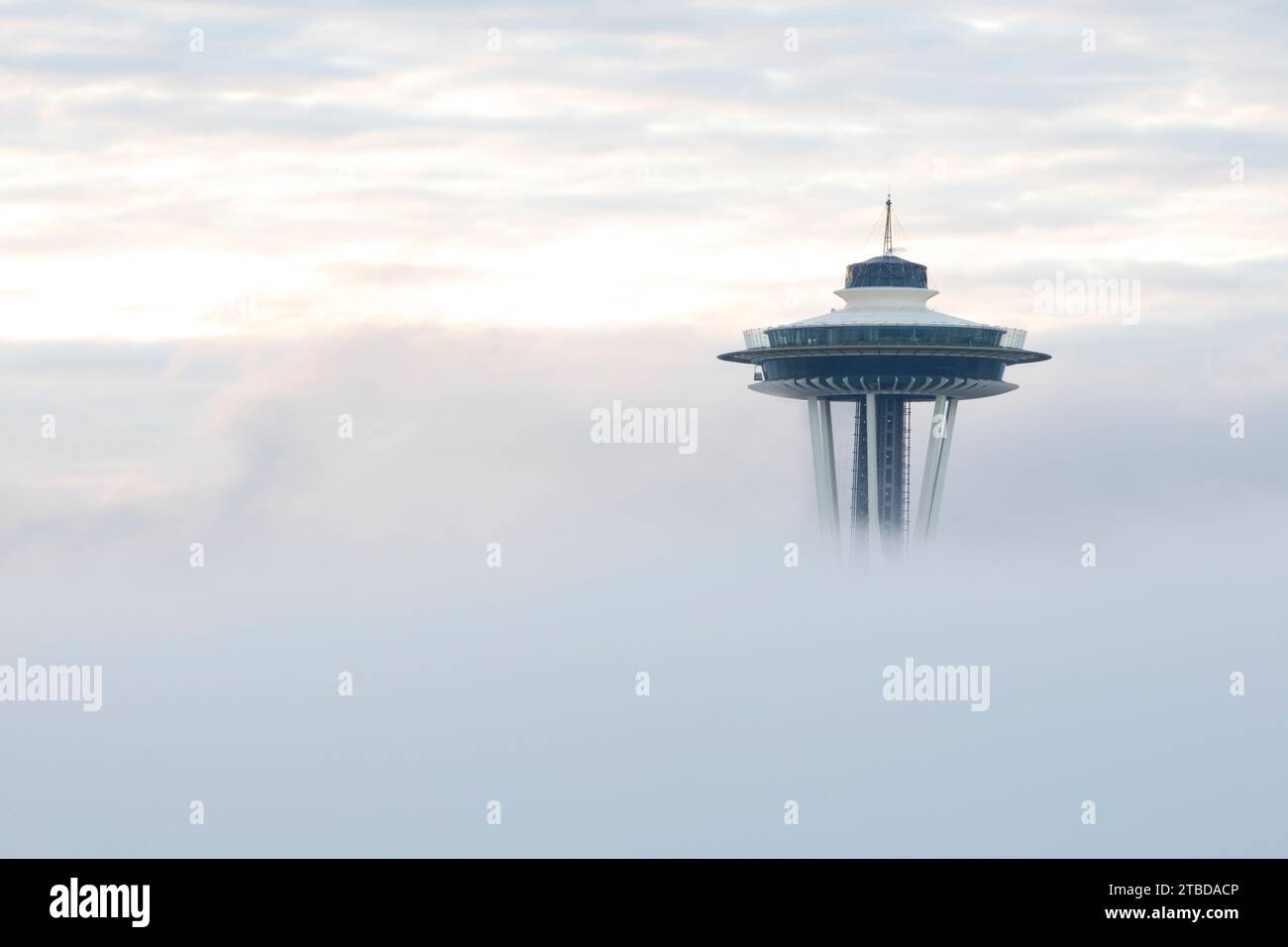 WA24642-00...WASHINGTON - Seattle Space Needle aus Kerry Park bei Sonnenaufgang an einem nebeligen Morgen. Stockfoto