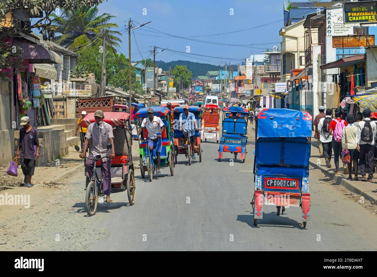 Radfahren Sie Rikschas / Cyclo-Pousses / Velotaxis in der Busenstraße in der Stadt Moramanga, Alaotra-Mangoro Region, Ost-Madagaskar, Afrika Stockfoto