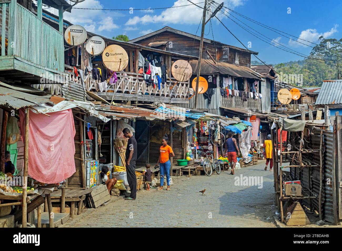 Straße mit Geschäften und Holzhäusern in der Stadt Andasibe Gara, Moramanga Bezirk, Alaotra-Mangoro Region, Ost-Madagaskar, Afrika Stockfoto