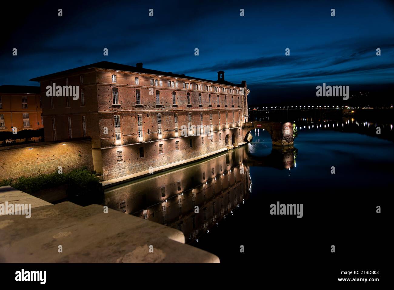 vues de nuit du quai de la daurade très animé, du pont-neuf, de l'Hotel dieu saint-jacques par une belle et chaude soirée printanière Stockfoto