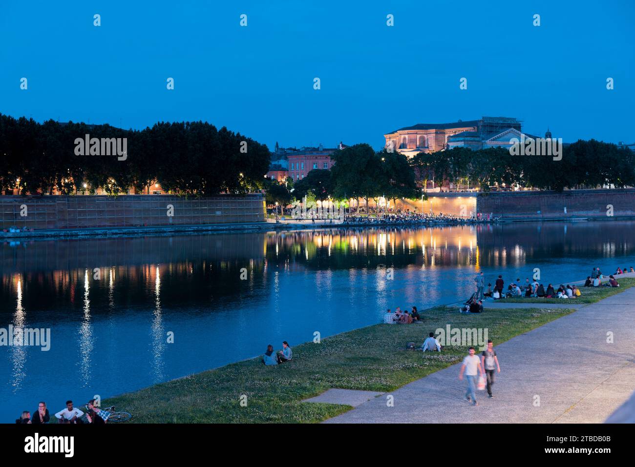 vues de nuit du quai de la daurade très animé, du pont-neuf, de l'Hotel dieu saint-jacques par une belle et chaude soirée printanière Stockfoto