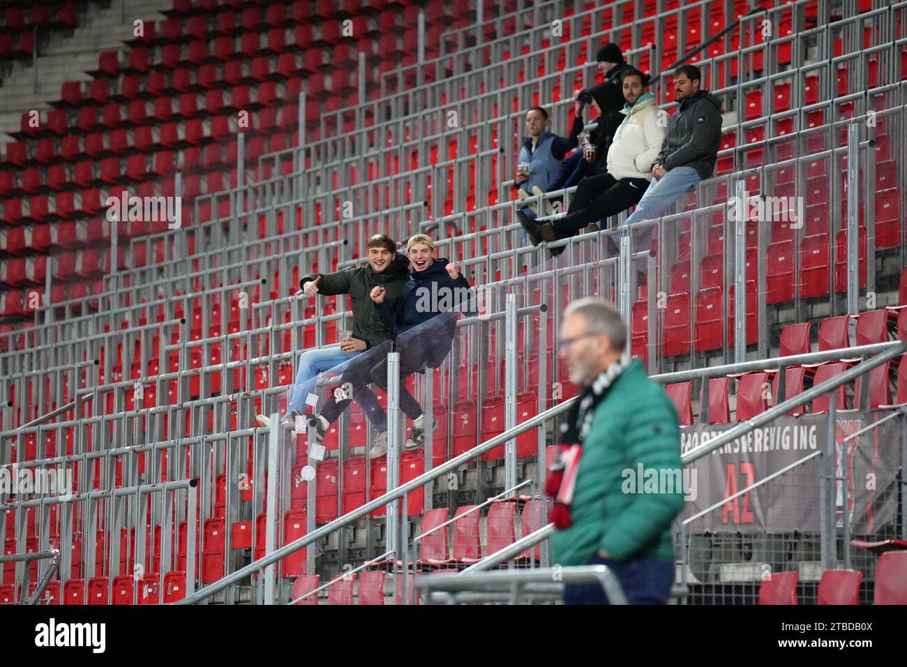 ALKMAAR – Unterstützer vor dem niederländischen Eredivisie-Spiel zwischen AZ Alkmaar und NEC Nijmegen im AFAS-Stadion am 6. Dezember 2023 in Alkmaar, Niederlande. Das Spiel wurde am Sonntag, dem 29. Oktober, endgültig beendet, nachdem NEC-Nijmegen-Spieler Bas Dost in der 90. Minute auf dem Spielfeld zusammenbrach und ins Krankenhaus gebracht wurde. ANP ED VAN DE POL Stockfoto