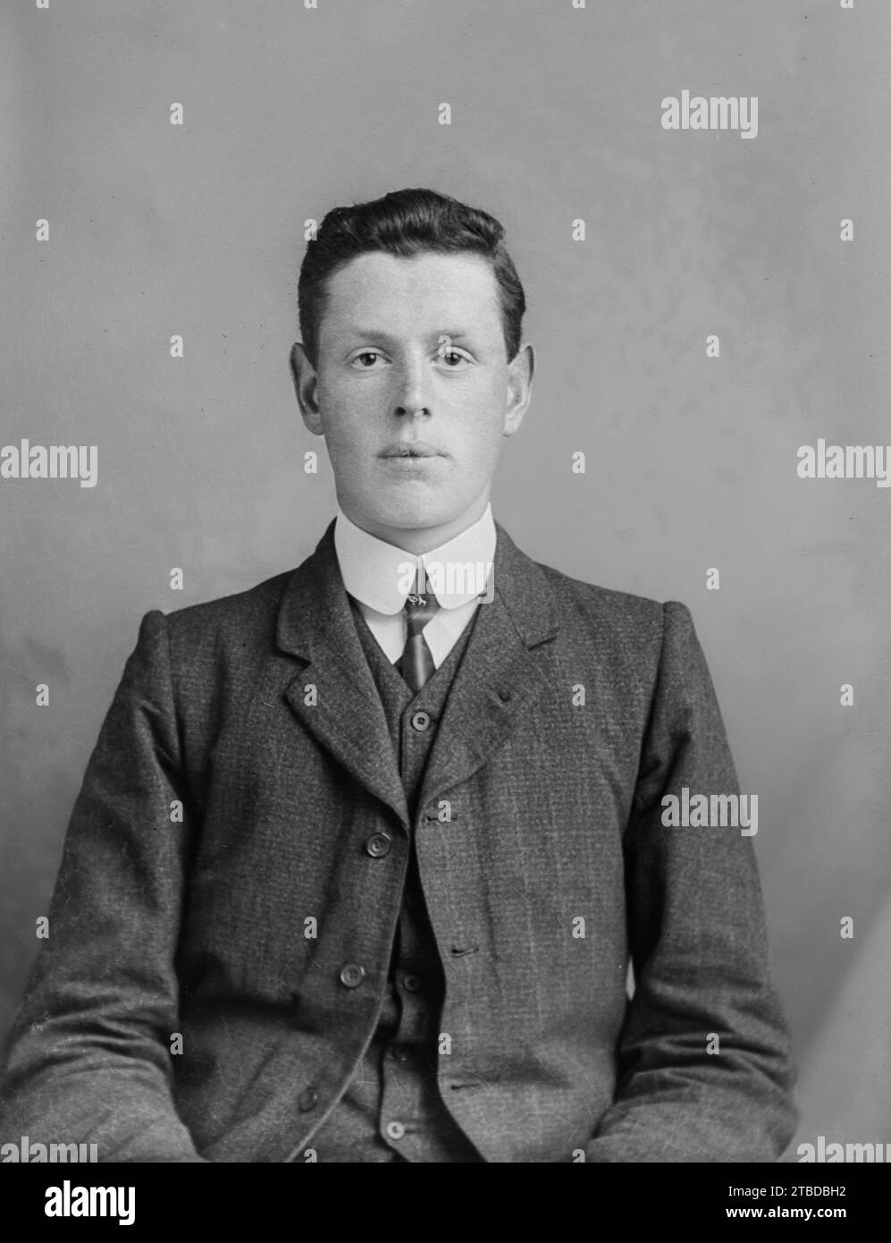 Edwardianisches formelles Porträt eines jungen Mannes im Anzug. Von einer alten Glasplatte negativ. C1900 – 1910 Stockfoto