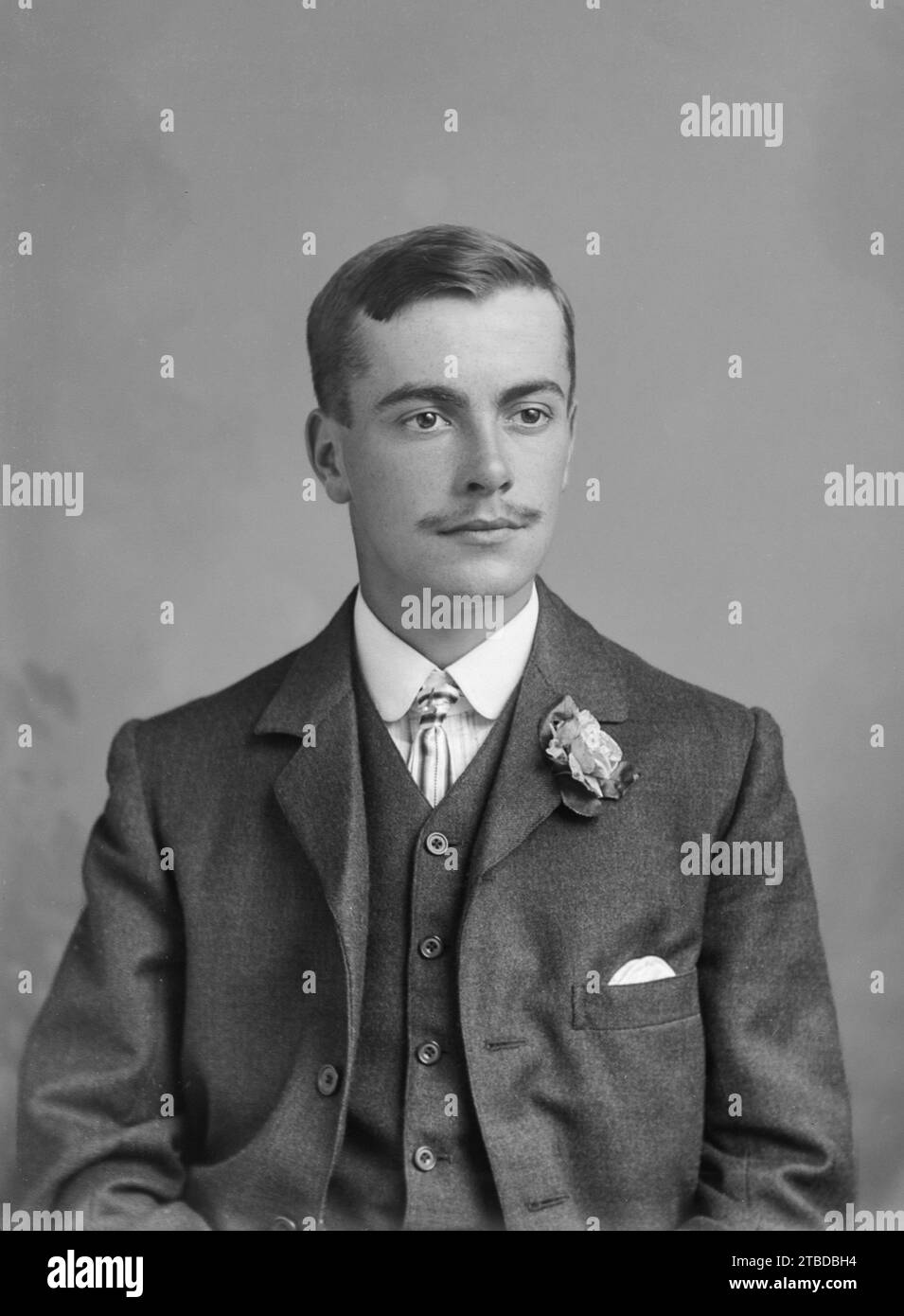 Edwardianisches formelles Porträt eines jungen Mannes im Anzug. Von einer alten Glasplatte negativ. C1900 - 1910 Stockfoto