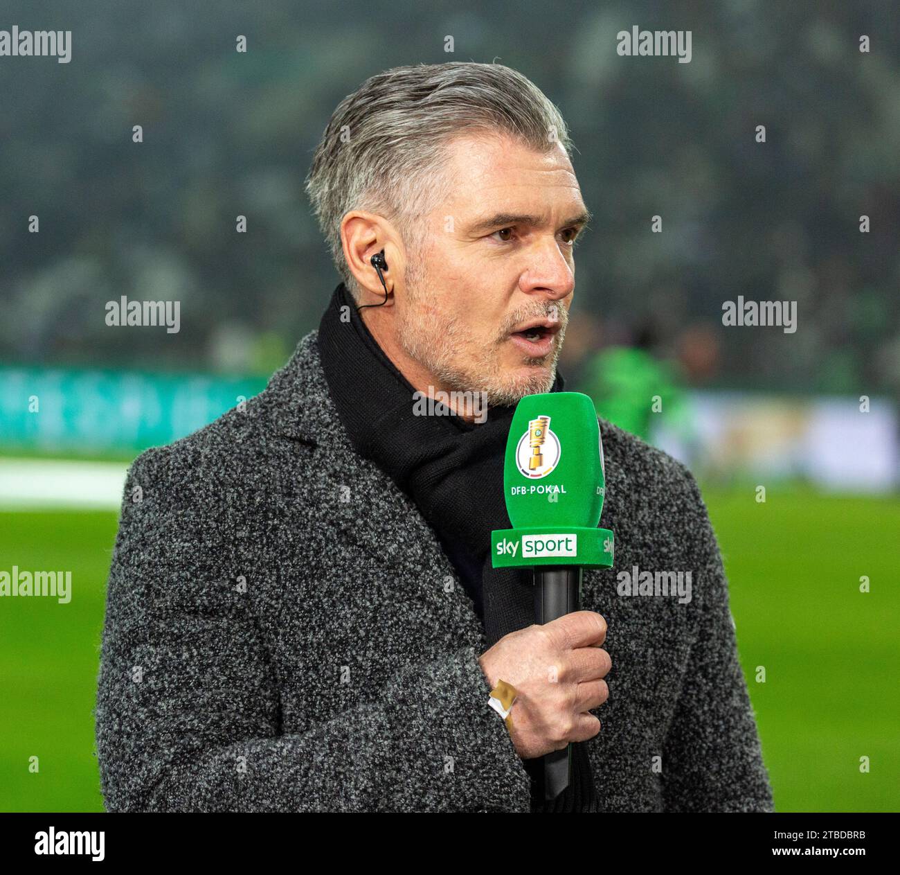 Sport, Fußball, DFB-Cup, 2023/2024, letzte 16, Borussia Mönchengladbach vs. VfL Wolfsburg 1-0 AET, Stadion Borussia Park, ehemaliger Fußballprofi Karl Heinz Pflipsen (MG) im Interview mit Sky, DFL-VORSCHRIFTEN VERBIETEN JEDE VERWENDUNG VON FOTOGRAFIEN ALS BILDSEQUENZEN UND/ODER QUASI-VIDEO Stockfoto