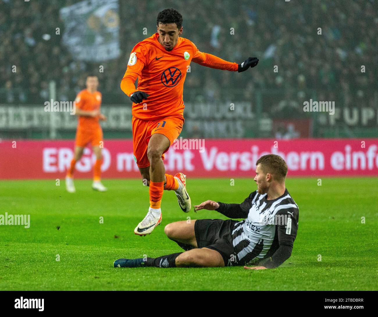 Sport, Fußball, DFB-Cup, 2023/2024, letzte 16, Borussia Mönchengladbach vs. VfL Wolfsburg 1-0 AET, Stadion Borussia Park, Spielort, Tiago Barreiros de Melo Tomas (Wolfsburg) links und Nico Elvedi (MG), DFL-VORSCHRIFTEN VERBIETEN JEDE VERWENDUNG VON FOTOGRAFIEN ALS BILDSEQUENZEN UND/ODER QUASI-VIDEO Stockfoto