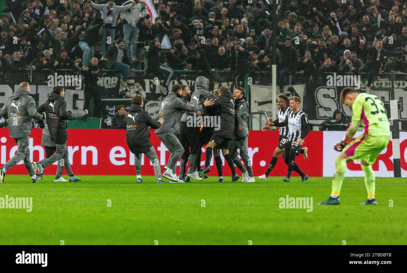 Sport, Fußball, DFB-Cup, 2023/2024, letzte 16, Borussia Mönchengladbach vs. VfL Wolfsburg 1-0 AET, Stadion Borussia Park, freut sich über das Siegtor, Helfer und Ersatzspieler feiern Torschütze Kouadio Emmanuel Kone (MG), ri.f.l. Nathan Ngoumou (MG), Robin Hack (MG), Torhüter Moritz Nicolas (MG), DFL-VORSCHRIFTEN VERBIETEN JEDE VERWENDUNG VON FOTOGRAFIEN ALS BILDSEQUENZEN UND/ODER QUASI-VIDEO Stockfoto