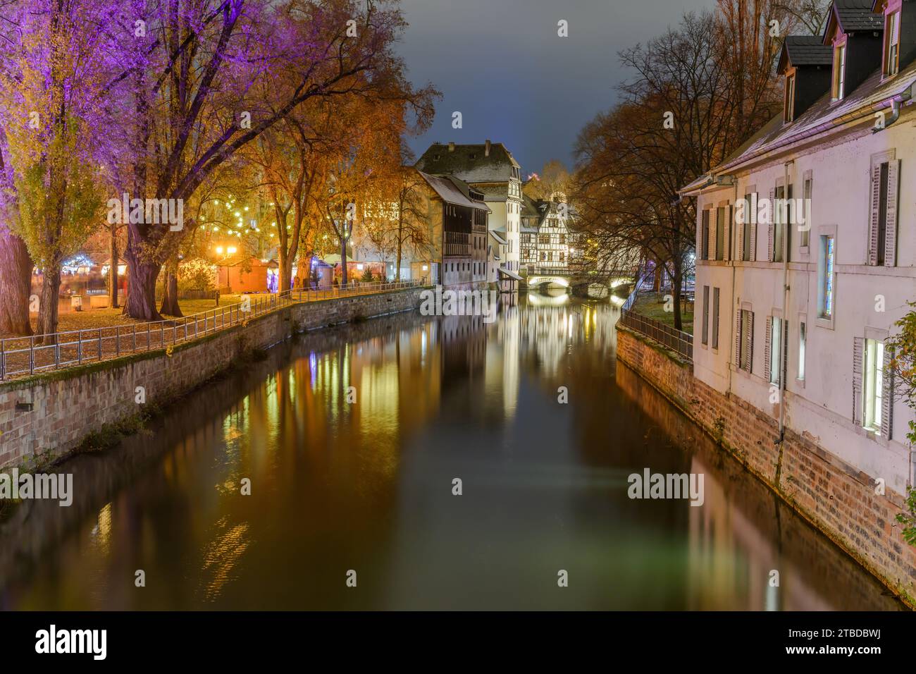 La Petite France zur Weihnachtszeit, ein malerisches Viertel im historischen Zentrum von Straßburg. Gelistet als UNESCO-Weltkulturerbe. Bas-Rhin, Als Stockfoto