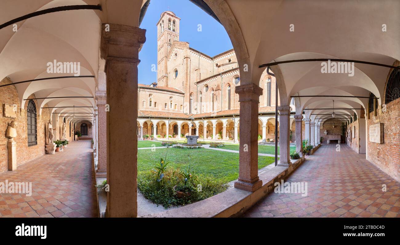 VICENZA, ITALIEN - 5. NOVEMBER 2023: Das Atrium der Kirche Chiesa di San Lorenzo. Stockfoto
