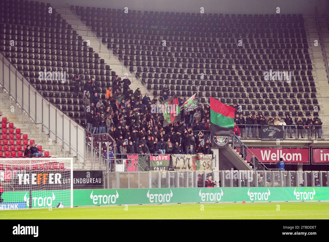 ALKMAAR - NEC-Fans beim niederländischen Eredivisie-Spiel zwischen AZ Alkmaar und NEC Nijmegen im AFAS-Stadion am 6. Dezember 2023 in Alkmaar, Niederlande. Das Spiel wurde am Sonntag, dem 29. Oktober, endgültig beendet, nachdem NEC-Nijmegen-Spieler Bas Dost in der 90. Minute auf dem Spielfeld zusammenbrach und ins Krankenhaus gebracht wurde. ANP ED VAN DE POL Stockfoto