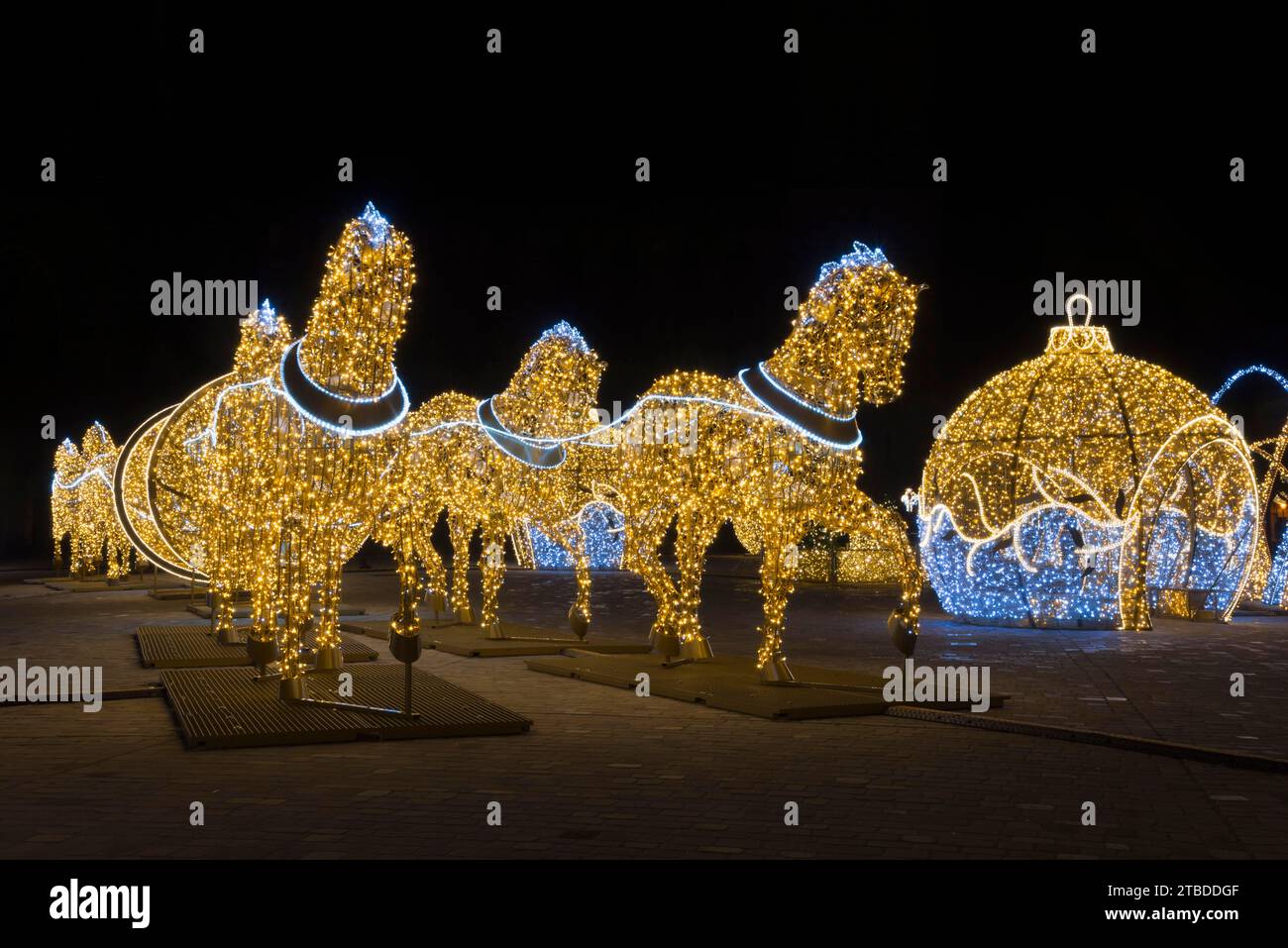 Goldene Pferdefiguren, beleuchtete Kugel, Domplatz, Welt der Lichter, Magdeburg, die umfangreichste Weihnachts- und Winterbeleuchtung in Central Stockfoto