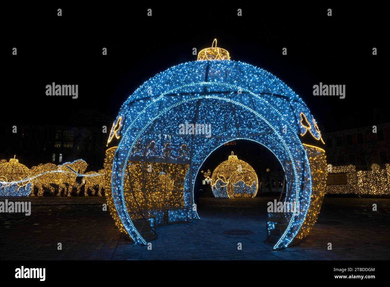 Goldene Pferdefiguren, begehbare beleuchtete Kugel, Domplatz, Welt der Lichter, Magdeburg, die umfangreichste Weihnachts- und Winterbeleuchtung in Stockfoto