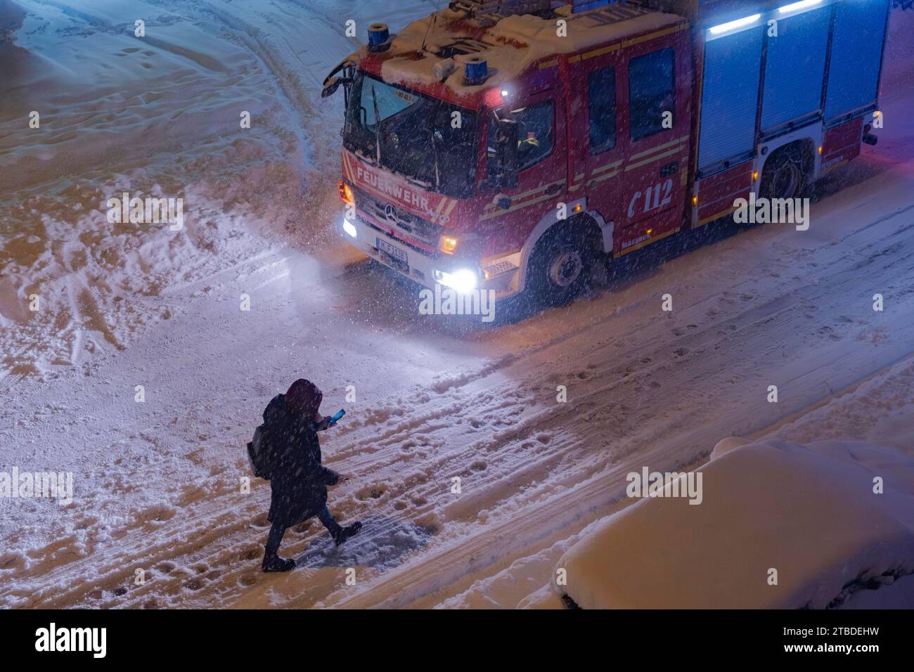 Starker Schneefall, Feuerwehr im Einsatz, München Stockfoto