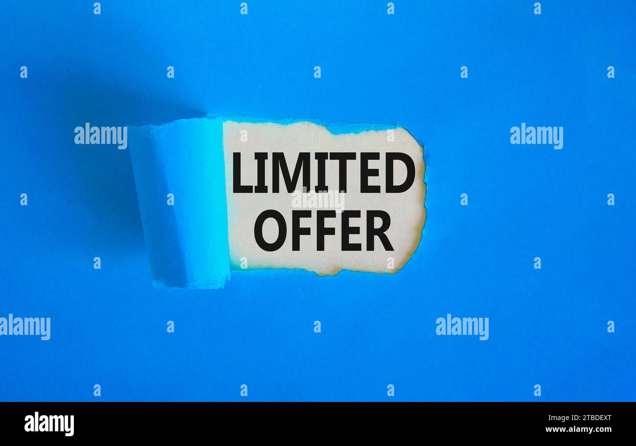 Symbol für begrenztes Angebot. Concept Words begrenztes Angebot auf wunderschönem Whitepaper. Schöner blauer Tisch, blauer Hintergrund. Business Marketing, Motivational Lim Stockfoto