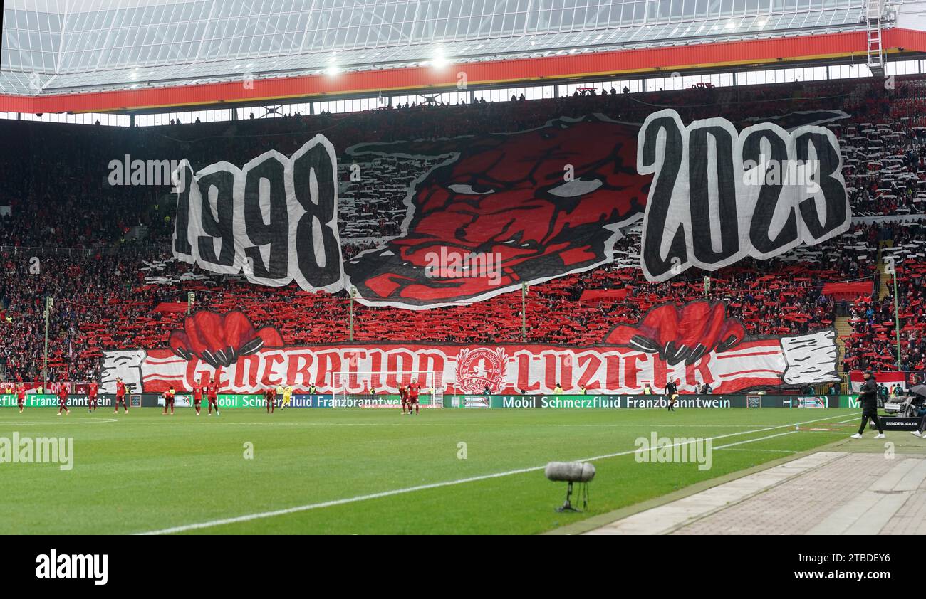 Fanchoreographie der Fans des 1.FC Kaiserslautern in der Westkurve des Fritz-Walter-Stadions, Kaiserslautern, Rheinland-Pfalz, Deutschland Stockfoto