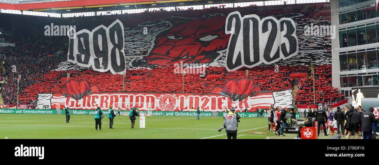 Fanchoreographie der Fans des 1.FC Kaiserslautern in der Westkurve des Fritz-Walter-Stadions, Kaiserslautern, Rheinland-Pfalz, Deutschland Stockfoto