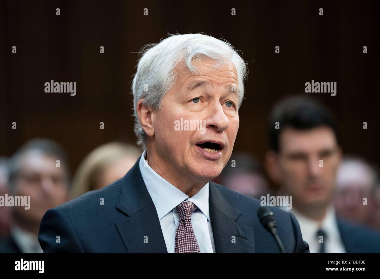 Washington, Usa. Dezember 2023. Chairman und CEO von J.P. Morgan Chase & Co. Jamie Dimon sagt während einer Anhörung des Senats für Banken, Wohnungsbau und Stadtentwicklung aus, bei der Wall Street-Firmen im US-Kapitol in Washington, DC am Mittwoch, den 6. Dezember 2023, untersucht wurden. Foto: Bonnie Cash/UPI Credit: UPI/Alamy Live News Stockfoto