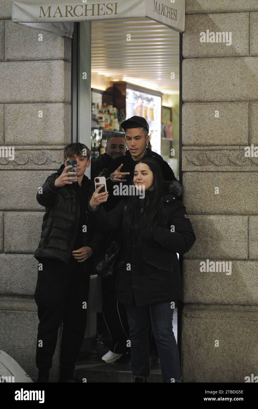 Mailand, . Dezember 2023. Mailand, 06-12-2023 Sfera Ebbasta, die berühmteste und gefolterte Rapperin Italiens, kommt in die Mitte und geht in Hermes, um morgen einkaufen zu gehen und sich Kleidung für seinen Geburtstag zu gönnen. Nach einem Halt in Marchesi für einen Kaffee geht er in das Auto, um nach Hause zu gehen. aber nicht vor vielen Erinnerungsfotos Credit: Independent Photo Agency/Alamy Live News Stockfoto