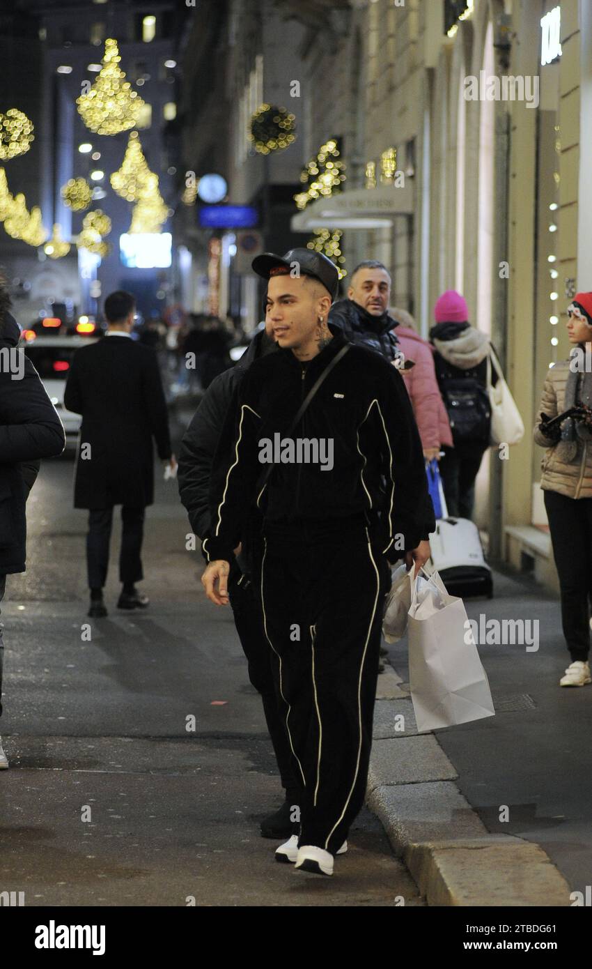 Mailand, . Dezember 2023. Mailand, 06-12-2023 Sfera Ebbasta, die berühmteste und gefolterte Rapperin Italiens, kommt in die Mitte und geht in Hermes, um morgen einkaufen zu gehen und sich Kleidung für seinen Geburtstag zu gönnen. Nach einem Halt in Marchesi für einen Kaffee geht er in das Auto, um nach Hause zu gehen. aber nicht vor vielen Erinnerungsfotos Credit: Independent Photo Agency/Alamy Live News Stockfoto