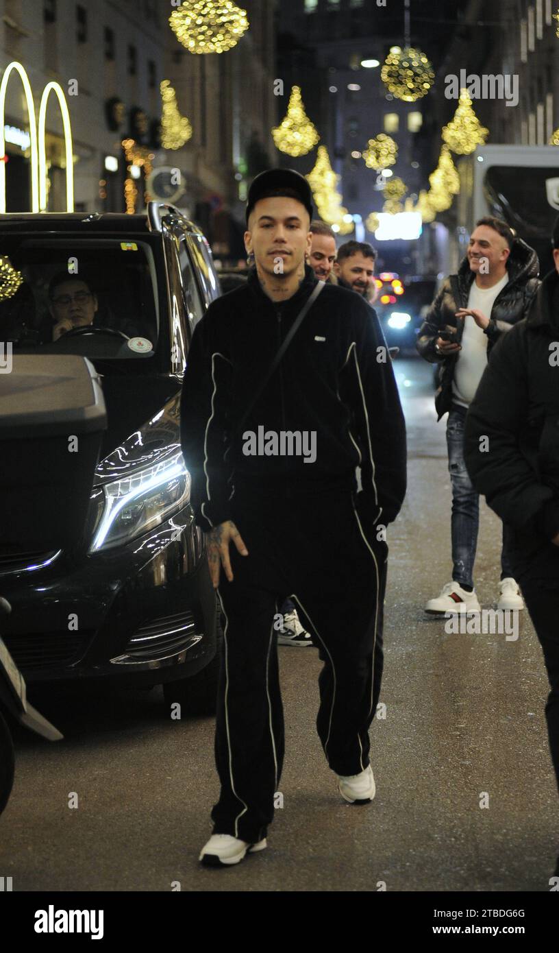 Mailand, . Dezember 2023. Mailand, 06-12-2023 Sfera Ebbasta, die berühmteste und gefolterte Rapperin Italiens, kommt in die Mitte und geht in Hermes, um morgen einkaufen zu gehen und sich Kleidung für seinen Geburtstag zu gönnen. Nach einem Halt in Marchesi für einen Kaffee geht er in das Auto, um nach Hause zu gehen. aber nicht vor vielen Erinnerungsfotos Credit: Independent Photo Agency/Alamy Live News Stockfoto