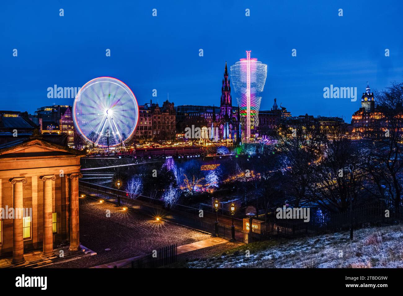 Princes Street zu Weihnachten. Canon EOS R5, Canon RF 24–70 mm F2,8L IS USM bei 33 mm, ISO 50, 15 s bei f/22. Dez Stockfoto