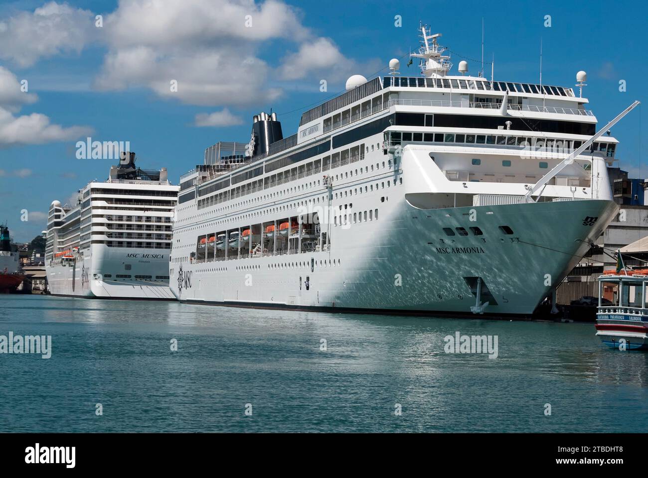 Salvador, Bahia, Brasilien. Die Kreuzfahrtschiffe MSC Armonia und MSC Musica hielten am Pier im Hafen von Salvador. Stockfoto