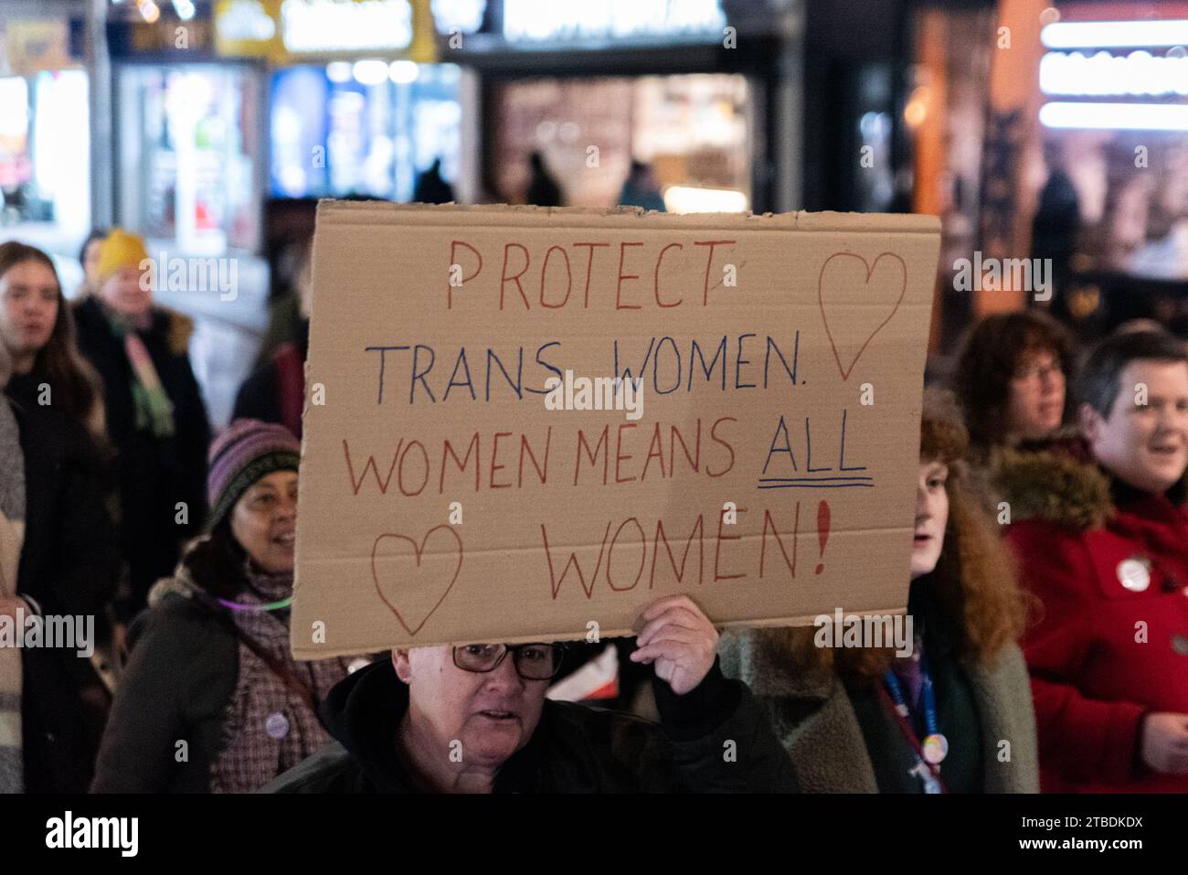 High Street, Southend on Sea, Essex, Großbritannien. Dezember 2023. Safe Steps und der Stadtrat von Southend veranstalteten eine kostenlose Sicherheitsveranstaltung im Ironworks in der High Street, gefolgt von einem protestmarsch nur für Frauen durch das Stadtzentrum von Southend, mit Aufrufen, die Straßen zurückzuerobern und gegen Gewalt gegen Frauen und Mädchen Stellung zu nehmen. Transfrauenplakette Stockfoto