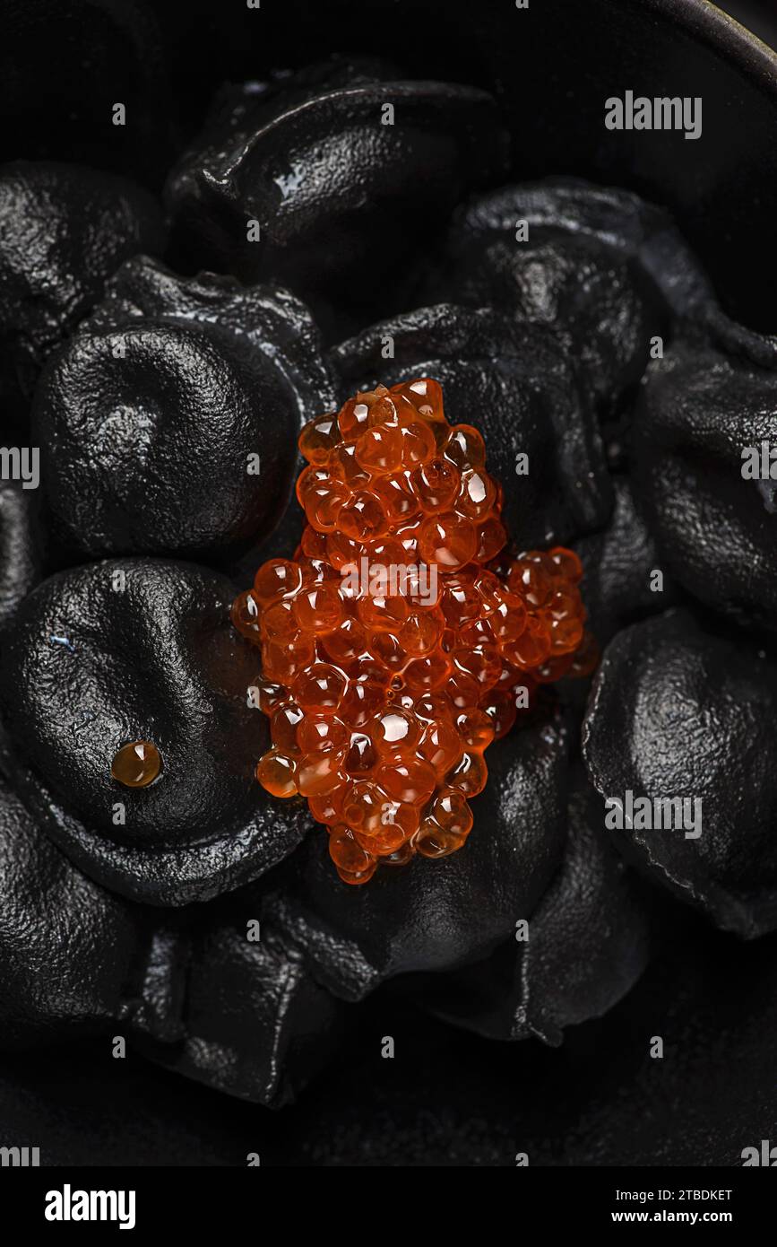Schwarze Klöße mit rotem Kaviar. Hochwertige Fotos Stockfoto