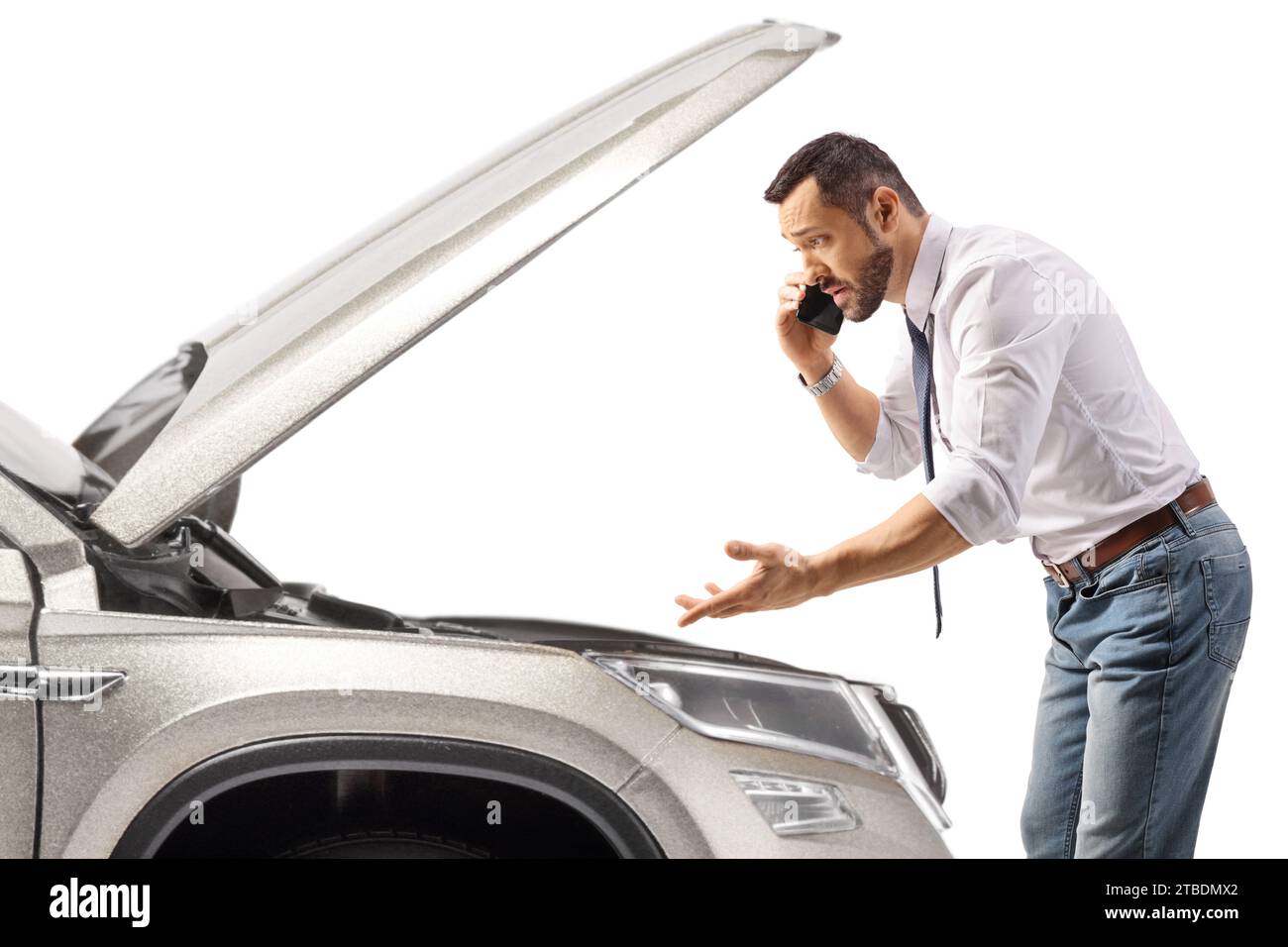 Ein Mann, der den Motor überprüft und einen Autoservice anruft, der auf weißem Hintergrund isoliert ist Stockfoto