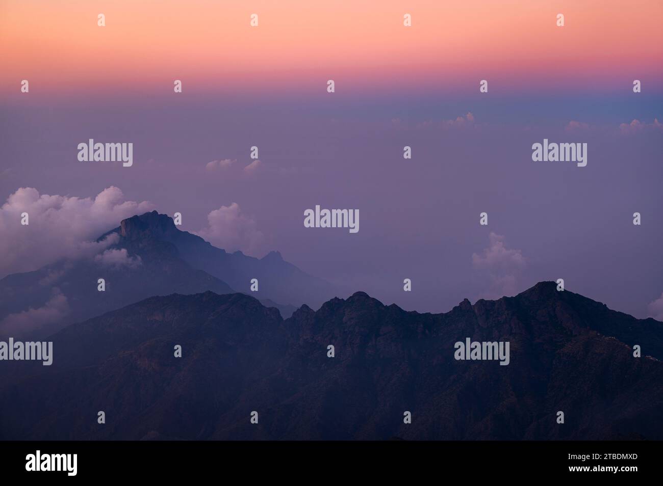 Dramatische und malerische Berglandschaft. Sonnenaufgang von Jabal Mareer. Die Sarawat Mountains, Saudi-Arabien. Stockfoto